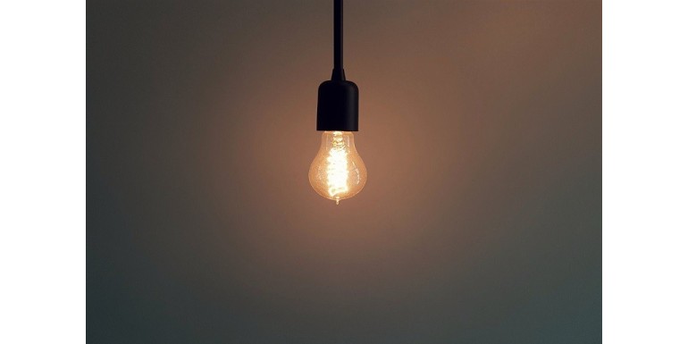 Prawidłowe oświetlenie biurka w pracy – o czym należy wiedzieć