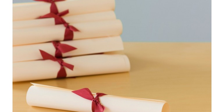 Dyplomy — jak wybrać odpowiednie do okazji?